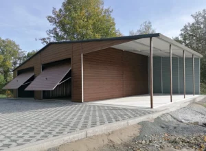 Famintás kétszintes garázs előtetővel