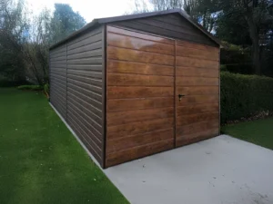 Famintás garázs kétszárnyú kapuval