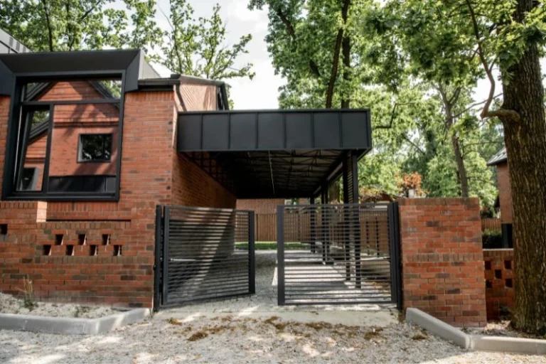 Kinek érdemes megfontolnia egy autóbeálló építését