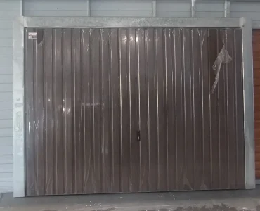 Garázskapu 2,98x2,18 m, billenő, függőleges T7, dió