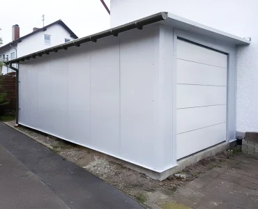 Szendvicspaneles garázs 4x7 m, fehér, szekcionált kapu