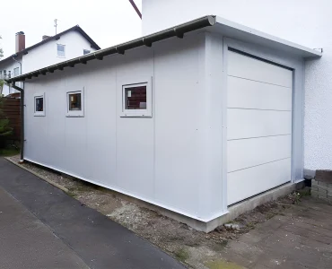 Szendvicspaneles garázs 4x7 m, fehér, szekcionált kapu, 3x ablak