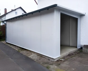 Szendvicspaneles garázs 4x7 m, fehér, szekcionált kapu grafit