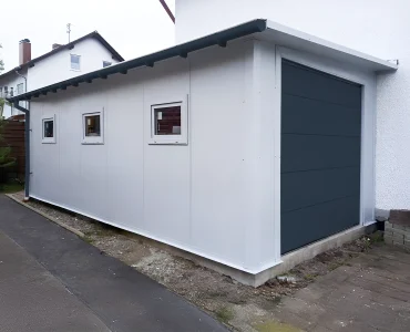 Szendvicspaneles garázs 4x7 m, fehér, szekcionált kapu grafit, 3x ablak