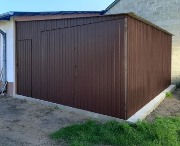 Mobilgarázs 4x5 m, féltetős, kétszárnyú kapu, sötétbarna – Modell 2