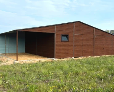 Mobilgarázs 8x7 m, kétállásos, nyeregtetős, billenő kapu, fautánzatú, 3 m előtető