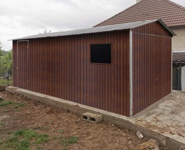 Mobilgarázs 3x5 m, nyeregtetős, billenő kapu, fautánzatú