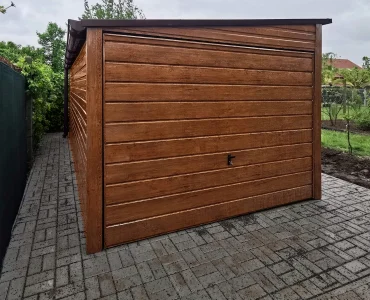 Mobilgarázs 4x5 m, féltetős, billenő kapu, fautánzatú