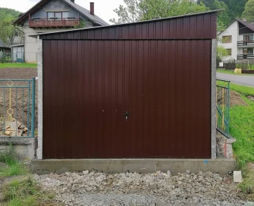 Mobilgarázs 3x5 m, féltetős, billenő kapu, sötétbarna