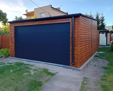Mobilgarázs 5x6 m, féltetős, szekcionált kapu, fautánzatú