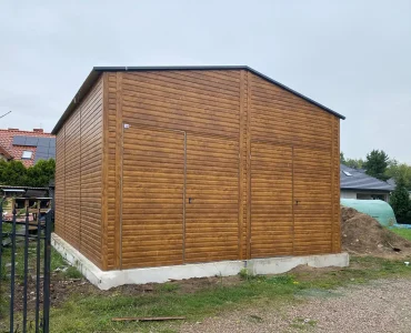 Lemezcsarnok 6,5x6 m, nyeregtetős, kétszárnyú kapu, fautánzatú