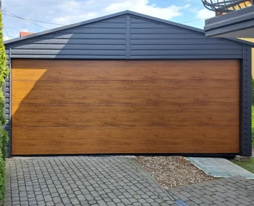 Mobilgarázs 5,9x5 m, nyeregtetős, szekcionált kapu, fautánzatú grafit