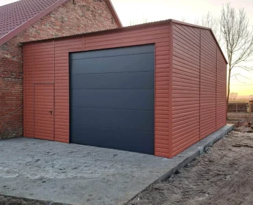 Lemezcsarnok 6x8,5 m, nyeregtetős, szekcionált kapu, világosbarna