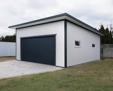 Szendvicspaneles garázs 6x6 m, fehér, szekcionált kapu grafit, 2x ablak