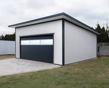 Szendvicspaneles garázs 6x6 m, fehér, szekcionált kapu grafit, üvegezés