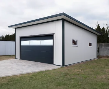 Szendvicspaneles garázs 6x6 m, fehér, szekcionált kapu grafit, üvegezés, 2x ablak