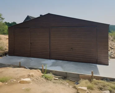 Mobilgarázs 7x5 m, kétállásos, nyeregtetős, billenő kapu, fautánzatú