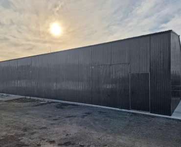 Lemezcsarnok 20x8 m, nyeregtetős, billenő kapu, grafit