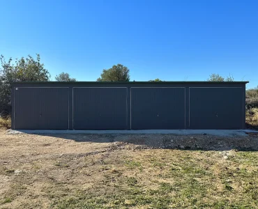 Lemezcsarnok 13x7 m, féltetős, billenő kapu, grafit