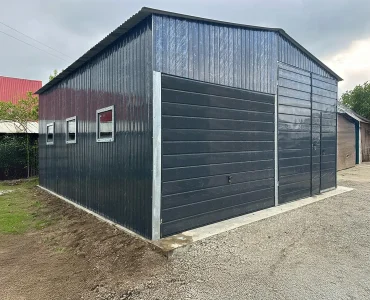 Lemezcsarnok 6x8 m, nyeregtetős, billenő kapu, grafit