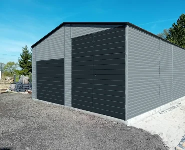 Lemezcsarnok 6,5x8 m, nyeregtetős, billenő kapu, alumínium