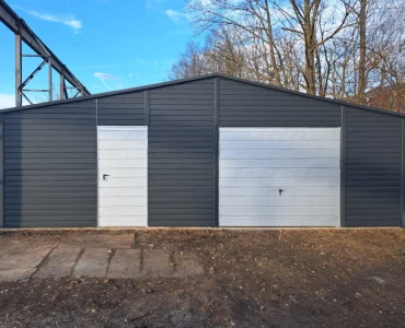 Lemezcsarnok 9x20 m, nyeregtetős, billenő kapu, grafit