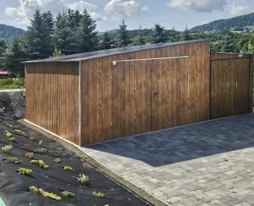 Mobilgarázs 5x5 m, féltetős, kétszárnyú kapu, fautánzatú