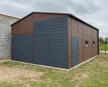 Lemezcsarnok 6x8 m, nyeregtetős, billenő kapu, fautánzatú