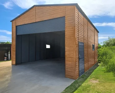 Lemezcsarnok 6x8 m, nyeregtetős, redőnyös kapu, fautánzatú