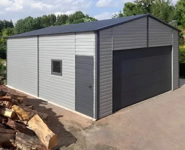 Lemezcsarnok 6x8,5 m, nyeregtetős, szekcionált kapu, alumínium
