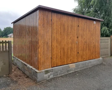 Mobilgarázs 4x3 m, féltetős, kétszárnyú kapu, fautánzatú