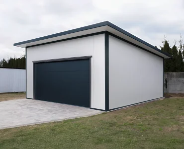 Szendvicspaneles garázs 6x6 m, fehér, szekcionált kapu grafit