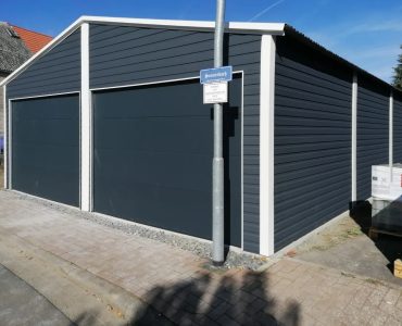 Mobilgarázs 7x9 m, kétállásos, nyeregtetős, szekcionált kapu, grafit